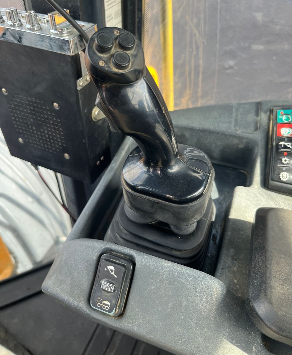 2012 John Deere 824K Wheel Loader, view 7