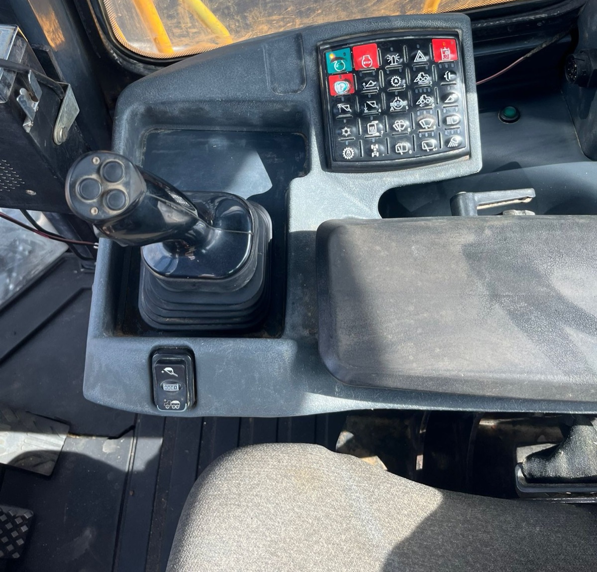 2012 John Deere 824K Wheel Loader, view 8