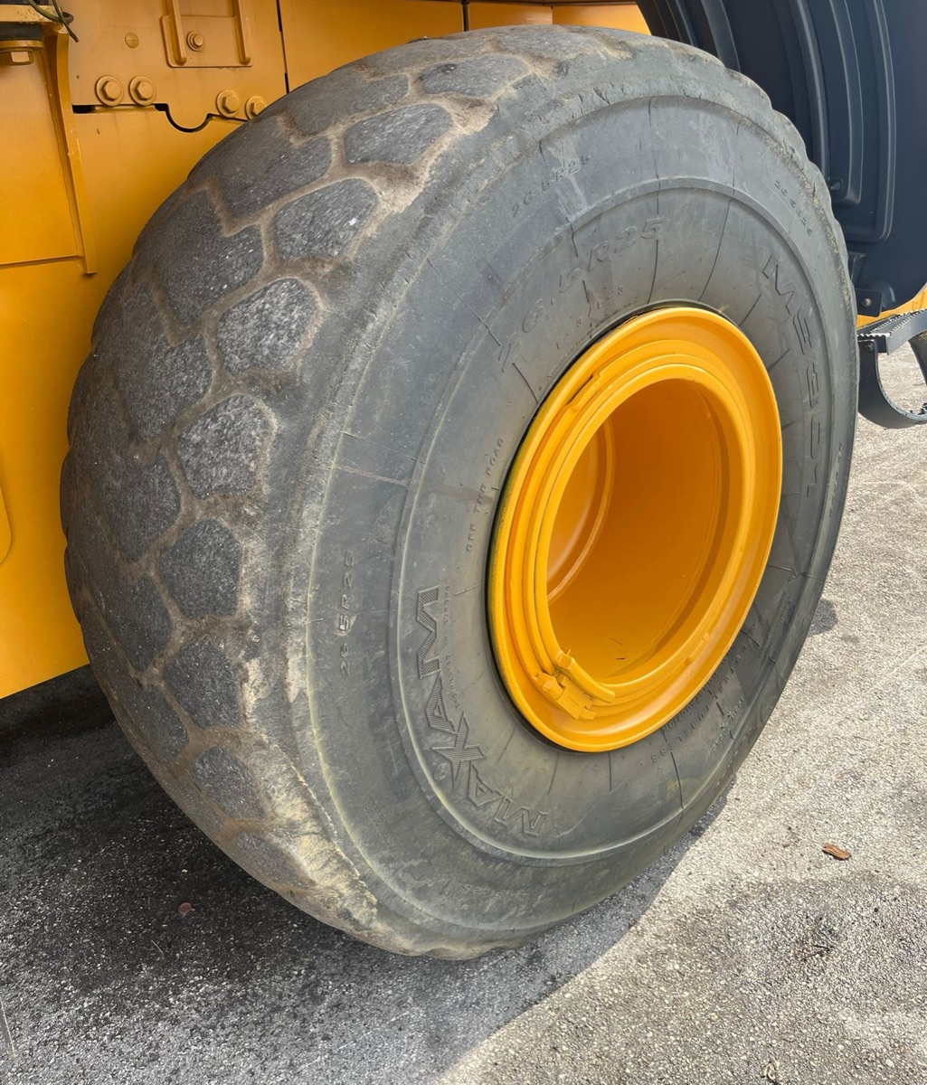 2012 John Deere 824K Wheel Loader, view 10