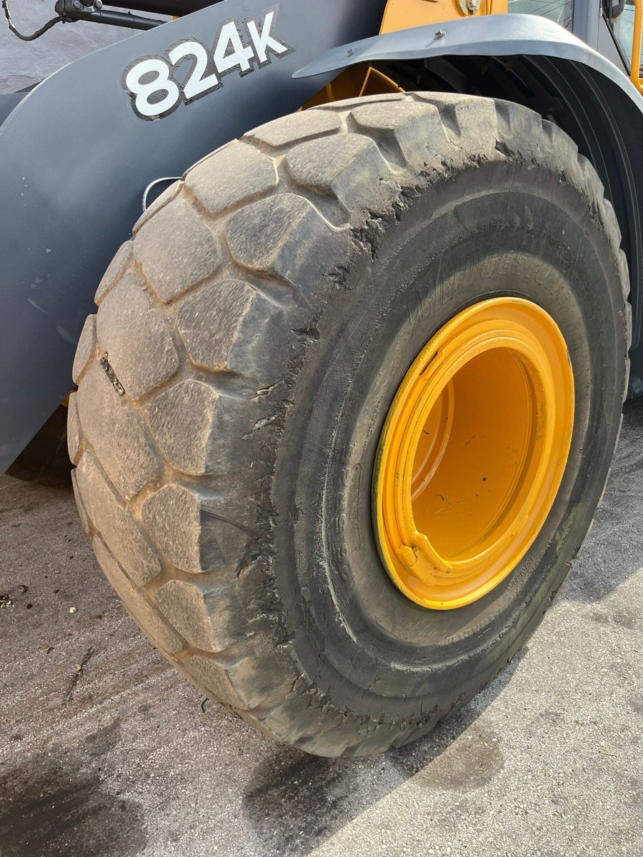 2012 John Deere 824K Wheel Loader, view 11