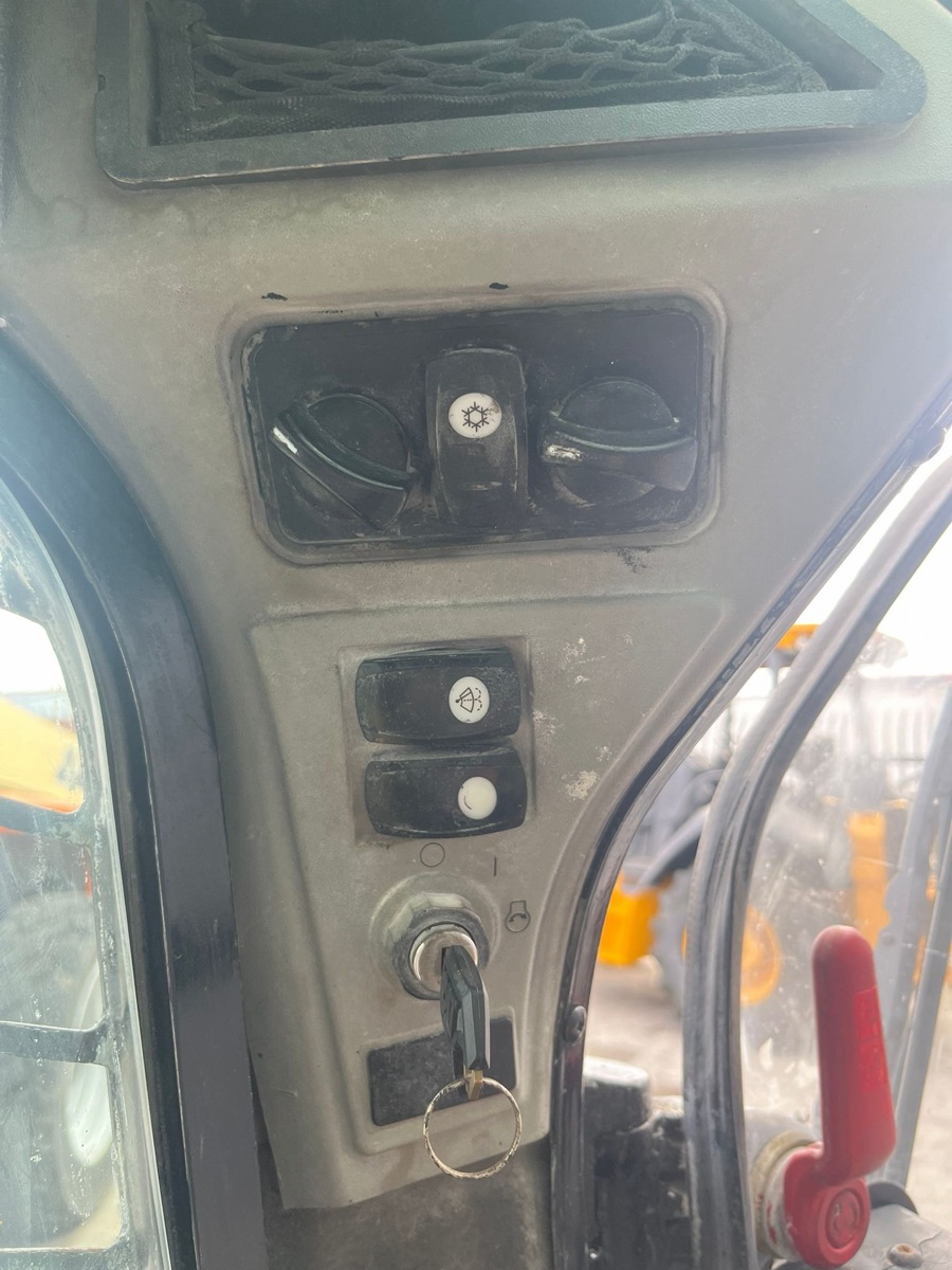2015 Cat 226D, view 6